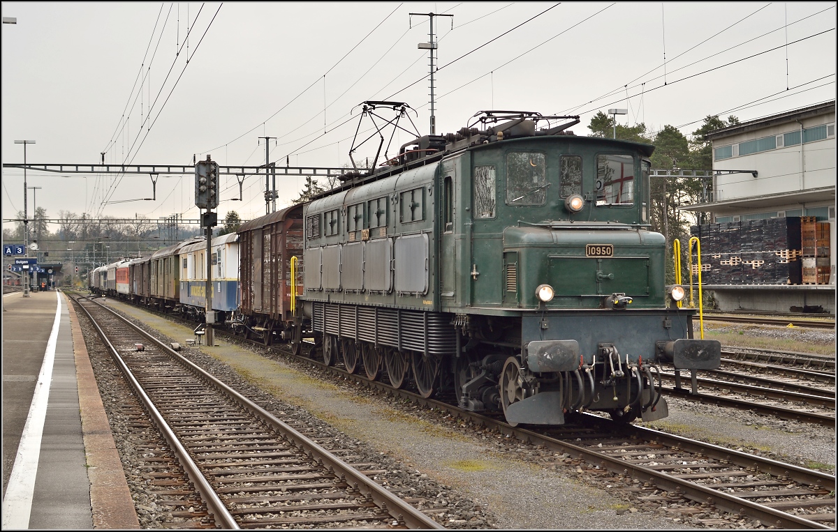 Mittlerweile 83 Jahre hat die betagte Dame auf dem Rahmen. Ae 4/7 10950 der Swisstrain mit ihrer bunten Fuhre ergibt ein lustiges Bild auf Schweizer Schienen. Der Zug zur Überführung dieses Wagenparks wird in Sulgen zusammengestellt für seine Reise nach Payerne. April 2014.

<A href= http://www.swisstrain.ch/index.php/vehicules-en-exploitation/ae-4-7-10950 >Mehr Infos über diese Lok</A> gibt es bei der <A href= http://www.swisstrain.ch/ >Swisstrain</A>.
