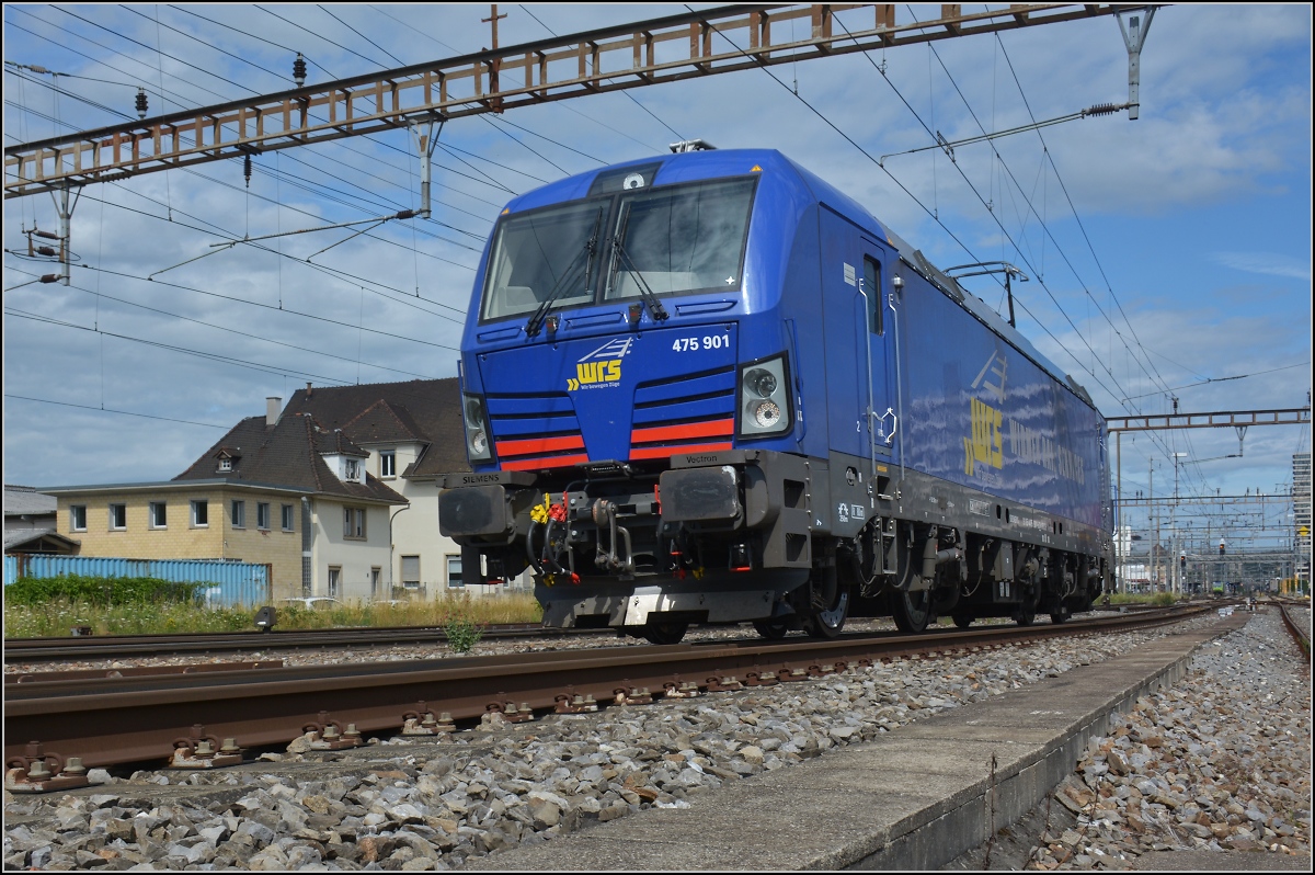 Mittlerweile gibt es noch weitere Schweizer Vectronen. Nebst den Railcare und BLS-Loks nunmehr Re 475 901 und 902 der WRS, im Bild letztere. Die Schweizer NVR-Nummer war mir bisher entgangen. Pratteln, Juli 2021.

Fotostandort ist hier im regulären Strassenbereich der Güterstrasse. Es sieht spektakulärer aus, als es tatsächlich ist, dennoch bedarf es der Klarstellung.