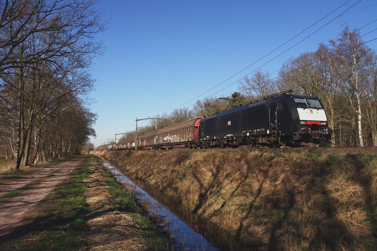 MRCE 189 098 schleppt ein Mischguterzug durch Tilburg Oude Warande am 8 M�rz 2022.