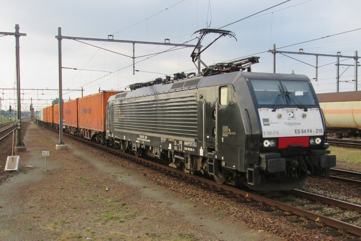 MRCE 189 210 d�nnert am 23 Juli 2016 durch Lage Zwaluwe.