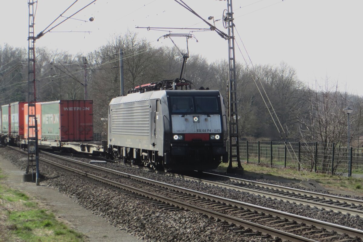 MRCE 189 987 zieht am 16 M�rz 2022 der massiv versp�tater Wetron-KLV durch Venlo Vierpaardjes.