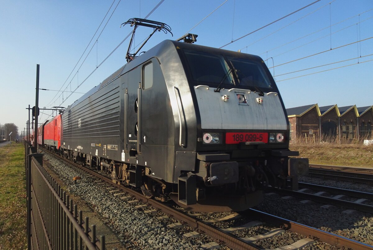 MRCE/DB 189 099 zieht ein Kohlezug durch Blerick am 5 M�rz 2022.