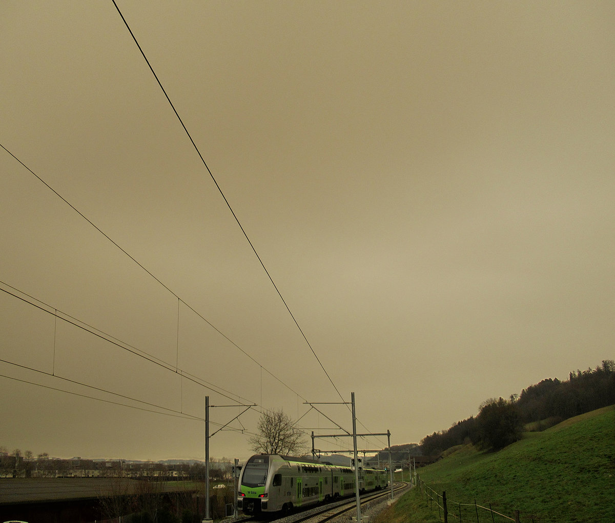 MUTZ im Sandsturm. BLS  MUTZ  Nr. 14 als eine riesige Sandwolke aus der Sahara die Schweiz überquerte. Kehrsatz Nord, 6.Februar 2021