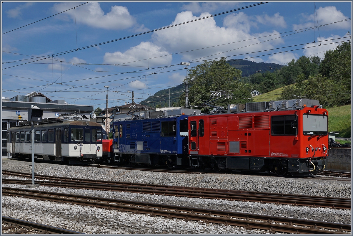 MVR HGem 2/2 2501 und MOB Hem 2/2 2502 in Vielfachsteuerung in Chernex. (Inbetriebnahme durch Stadler).
Im Hintergrund ist der Les Pléiades zu erkennen, welche von den beidne Loks nur die rote HGem 2/2 2501 dank ihrem Zahnradantrieb erklimmen kann. 
 11. August 2016