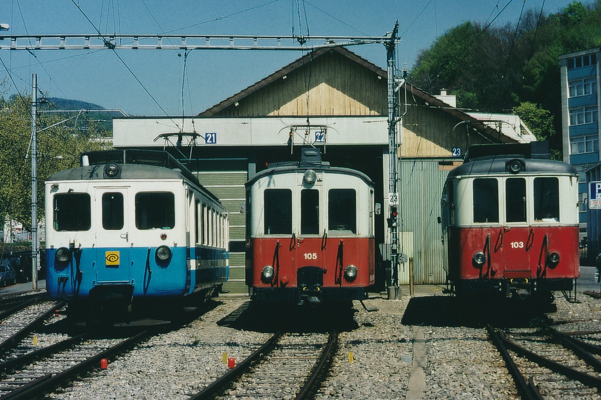 MVR/CEV: Im Sommer 1997 befanden sich die beiden CEV-Triebwagen BDe 4/4 103 und BDe 4/4 105 aus dem Jahre 1903 noch in fahrtüchtigem Zustand. Der Triebwagen 103 wurde inzwischen bereits abgeborchen und der schöne Triebwagen 105 wartet noch immer auf die Fertigstellung der bereits begonnen Aufarbeitung. Der MOB Be 4/4 1002 ex BA stand 1997 bei der CEV zwischen Vevey und Blonay im Plandienst.
Foto: Walter Ruetsch 