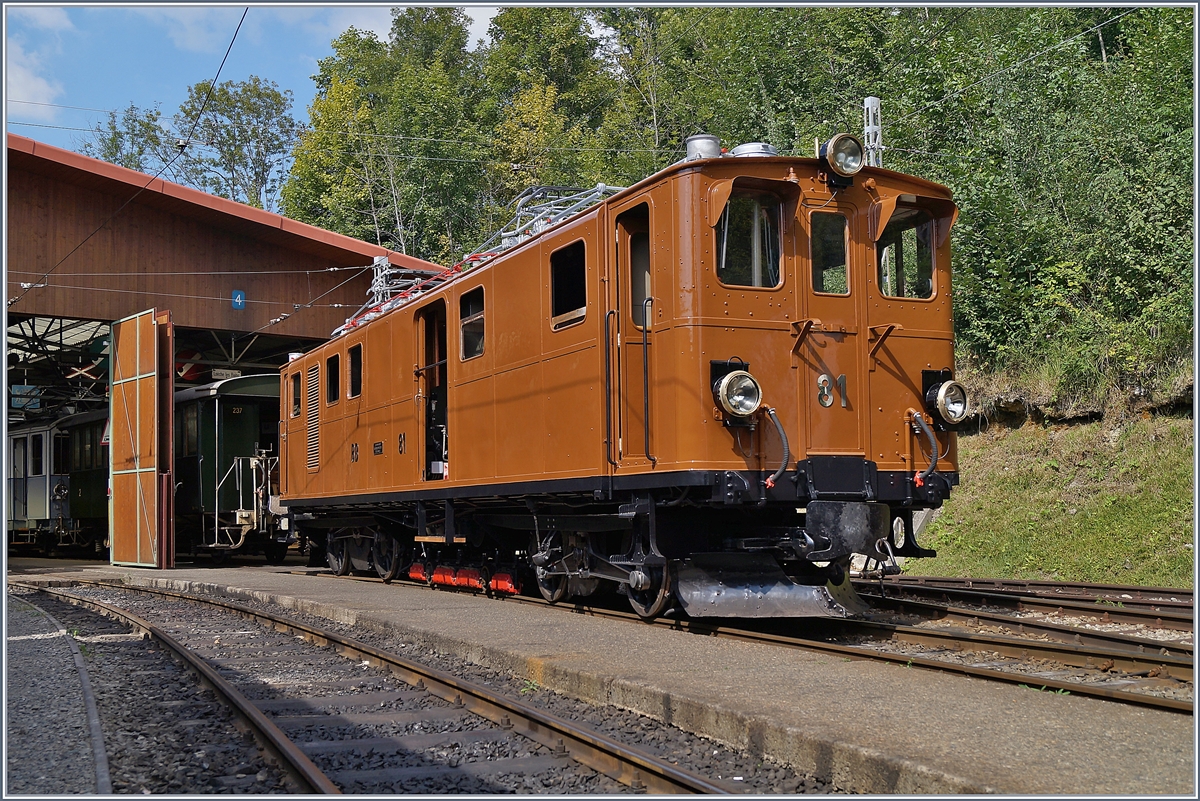 Nach einem Schaden und langer Zeit im Dépôt in Chaulin abgestellt, wurde die schöne RhB Ge 4/4 181 wieder in die BB Ge 4/4 81 zurückverwandelt. 
Chaulin, den 19. August 2018
