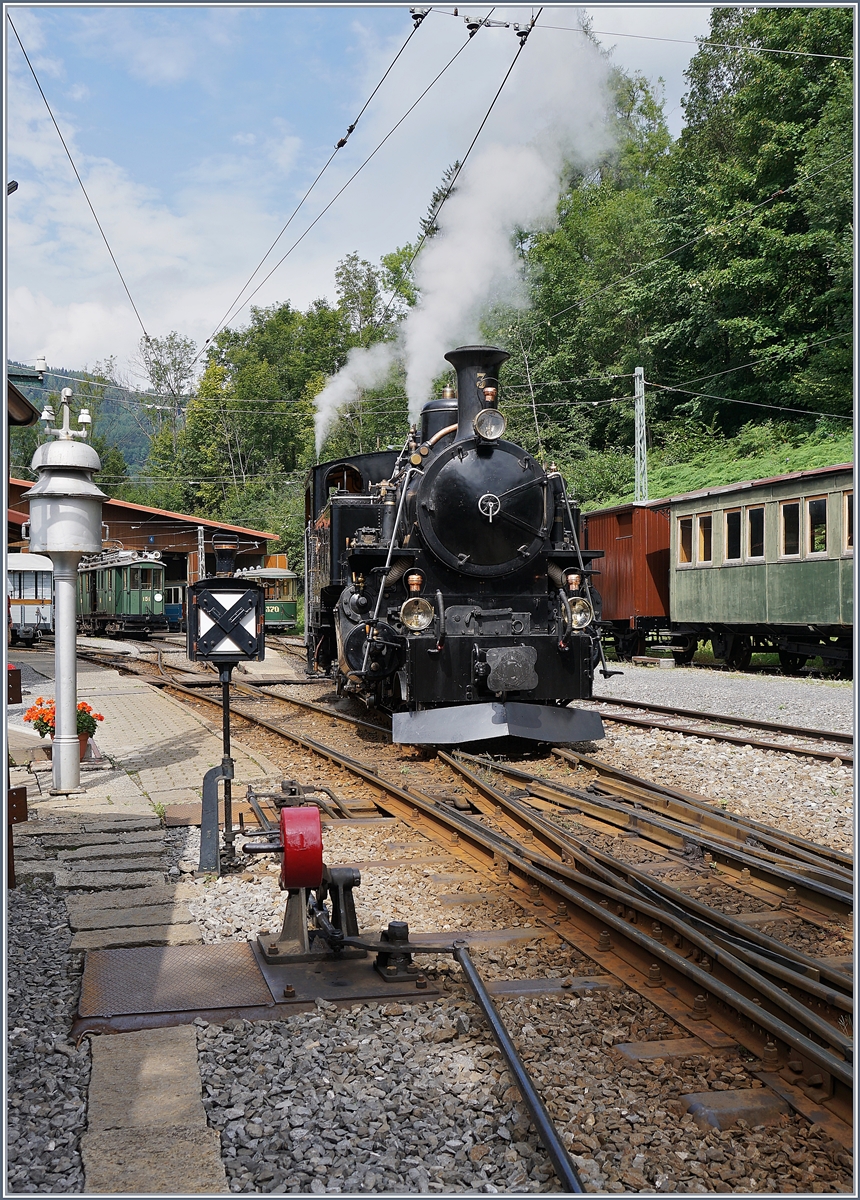 Nach getaner Arbeit dampft die Blonay-Chamby BFD HG 3/4 N° 3 in Chaulin zur Versorgung mit Wasser und Kohle in Richtung der Behandlungsgeleise. 

1. Sept. 2019