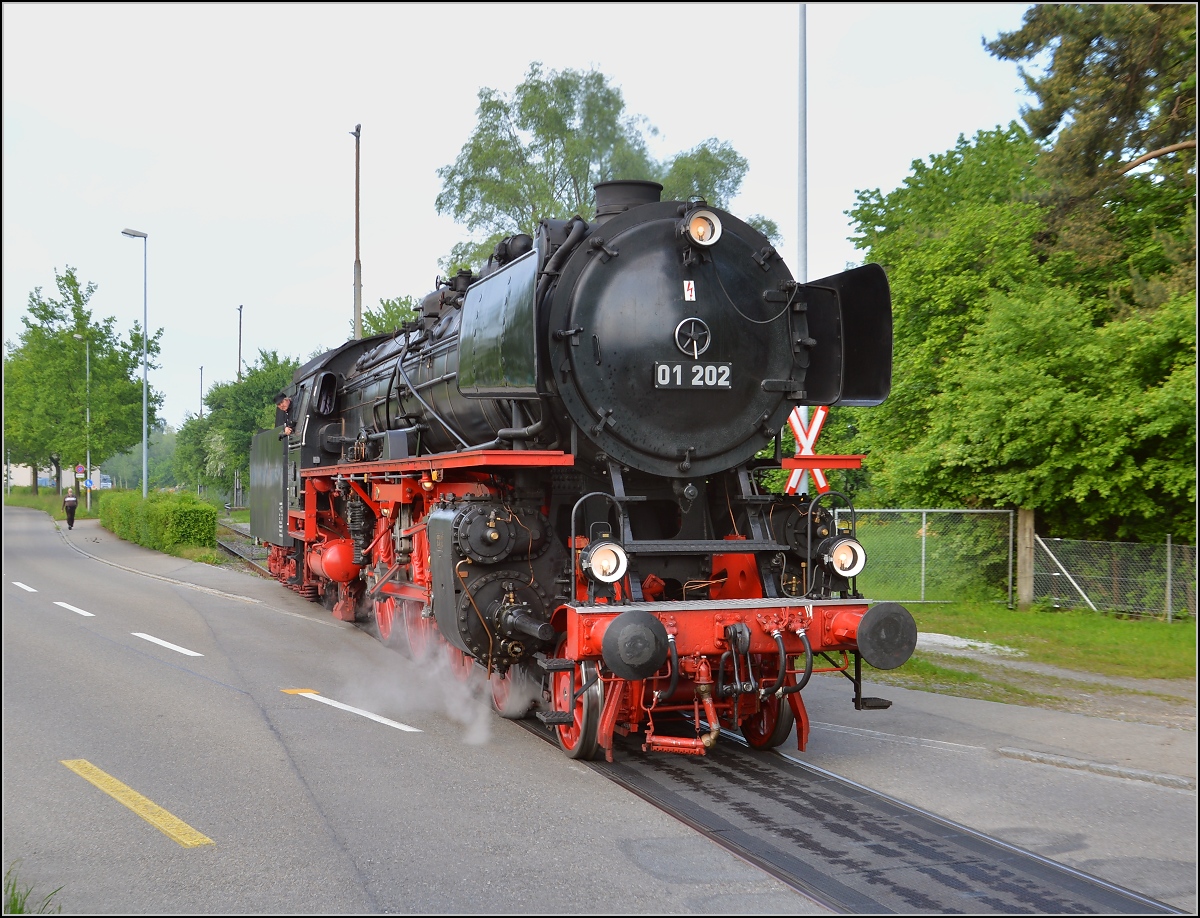 Nach getaner Arbeit, die W�gen sind abgestellt und 01 202 macht sich auf dem Weg ins Locorama in Romanshorn. Mai 2015.