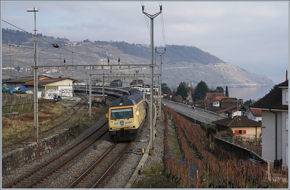 Nach einer langen Pause gibt es auf der Simplon Linie wieder Werbeloks zu sehen, die etwas Farbe in den grauen Alltag zaubern, auch wenn die  Bananenlok  Re 460 029-2 welche bei Cully mit dem IR 1722 durchfährt, schon ziemlich reif zu sein scheint.
30. Jan. 2018