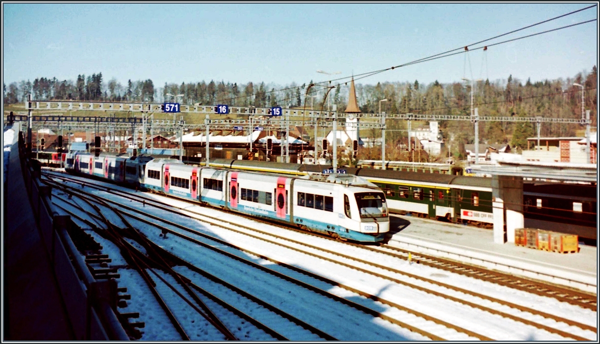Nachdem am 26 Dez. 1999 der der Sturm  Lothar  übers Land gebraust war, hatten etliche Bahnen Fahrleitungs-Störungen. Da sich diese im Falle der SEZ-Bahn über längere Zeit hinzogen, entschloss sich die Bahn zum ungewohnten Schritt, mit denn abgestellten BOB Dieseltriebzügen der BOB (Bayrische Oberland Bahn) einen Notbetrieb anzubieten. Auf dem Bild stehen zwei BOB  Integral  in Spiez.

7. Jan. 2000