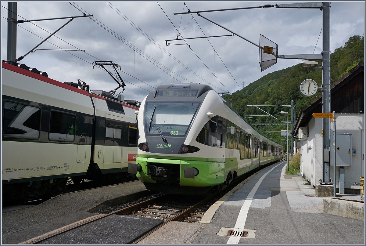 Nachdem der tranN RABE 527 333 Champ-du-Moulin in Richtung nach Buttes verlässt, ist der Weg zum Bahnsteig für den Zug der Gegenrichtung frei.

13. August 2019