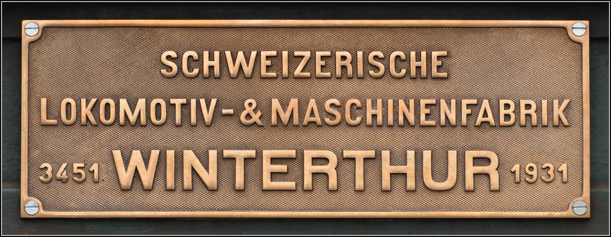 Nachguss eines Fabrikschilds der Ae 4/7 10950 der Swisstrain. Sulgen, April 2014.