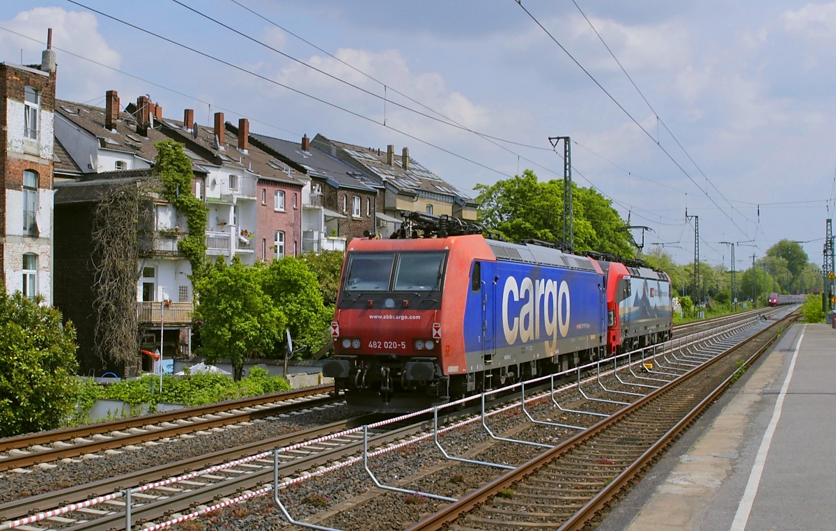 Nachschuss auf das Duo 193 468 und 482 020-5 von SBB Cargo, die am 05.05.2022 den S-Bahn-Haltepunkt D�sseldorf-Oberbilk durchfahren