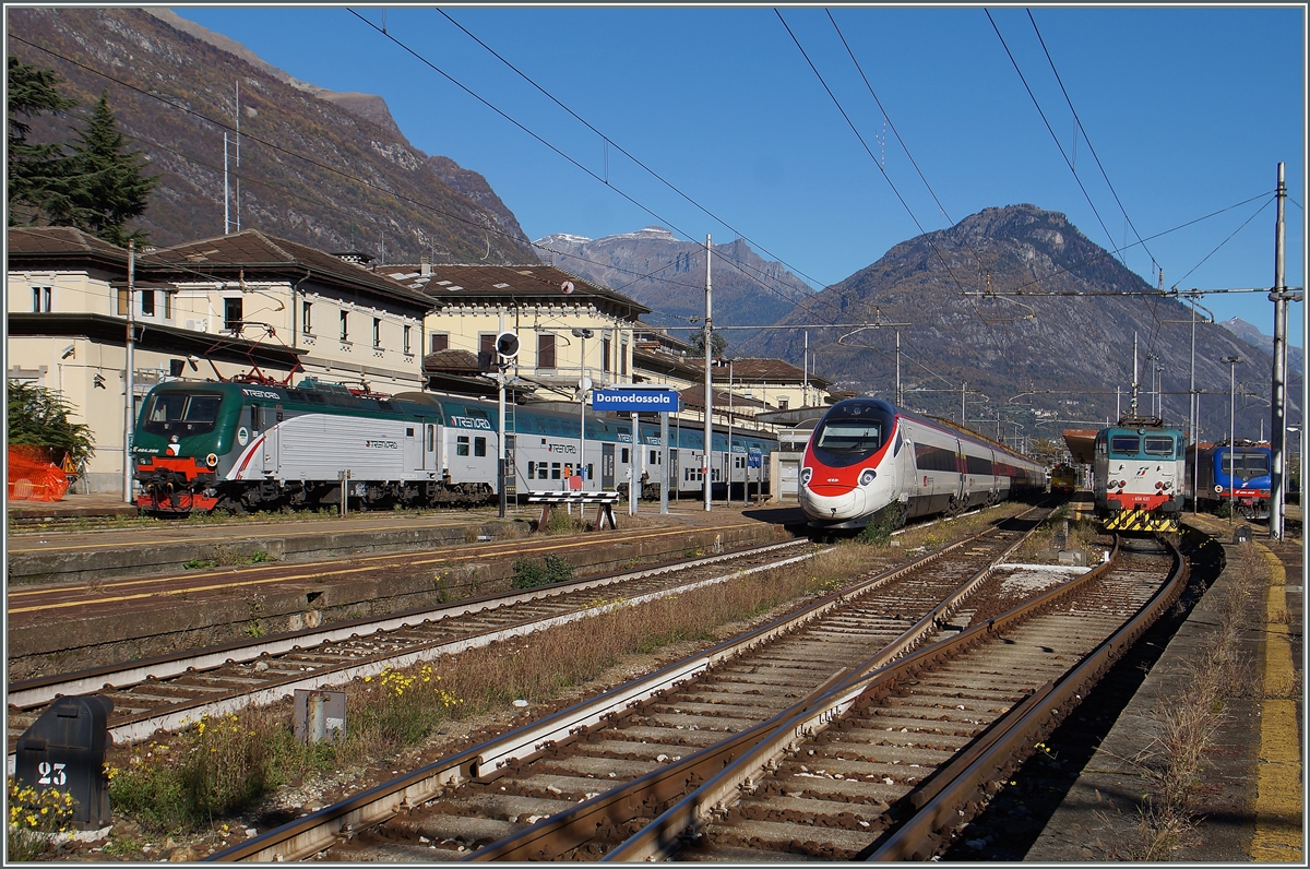 Neben der abgestellten FS E 656 431 und einer auf die Abfahrt nach Milano wartenden Trenord E 464 wartet auch ein SBB ETR 610 (RABe 503) in Domodossoala auf die Abfahrt.

26. Okt. 2015