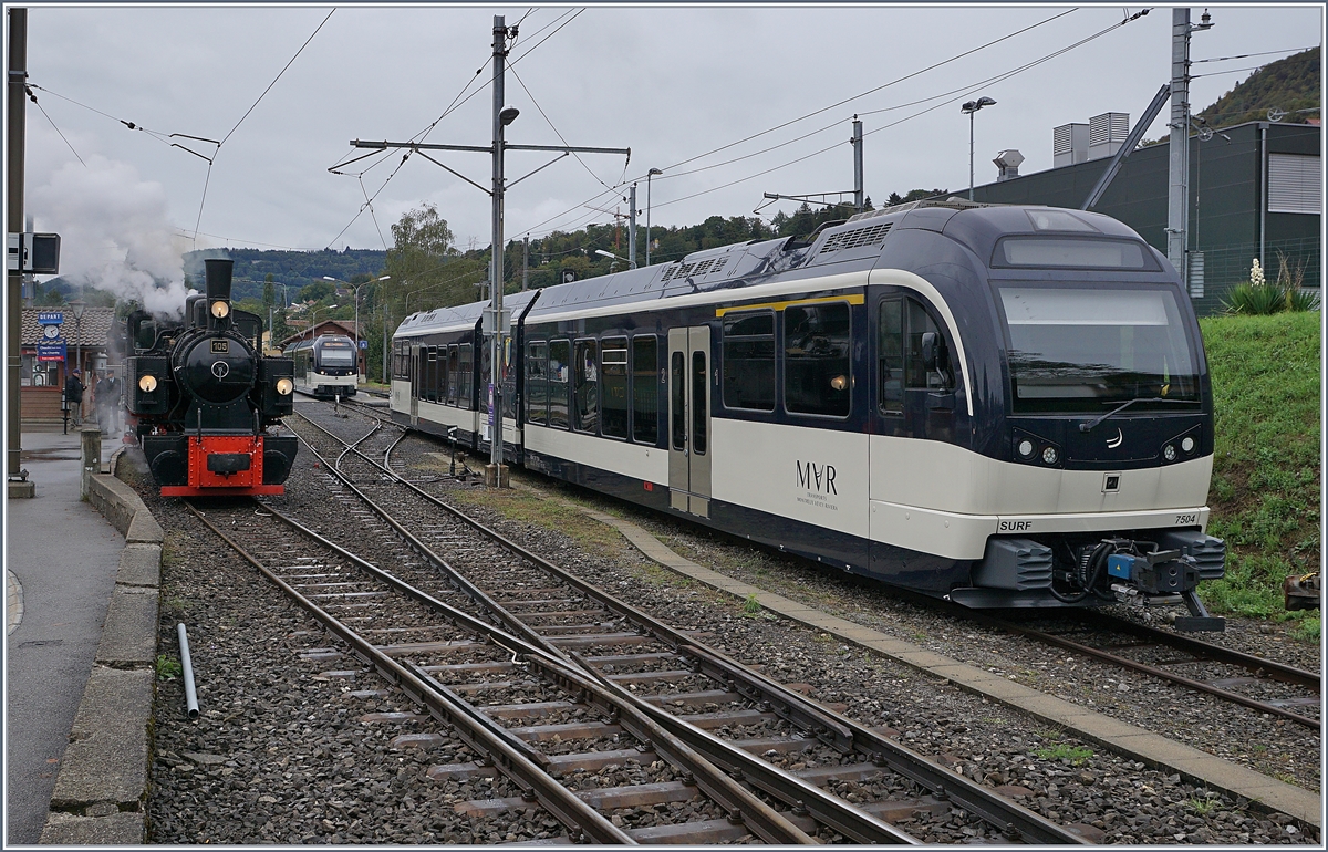 Neben dem über das Wochenende abgestellten CEV MVR ABeh 2/6 7504 in Blonay steht die Blonay-Chamby G 2x 2/2 105 mit ihrem Zug für die Abfahrt nach Chaulin bereit.

26. Sept. 2020
