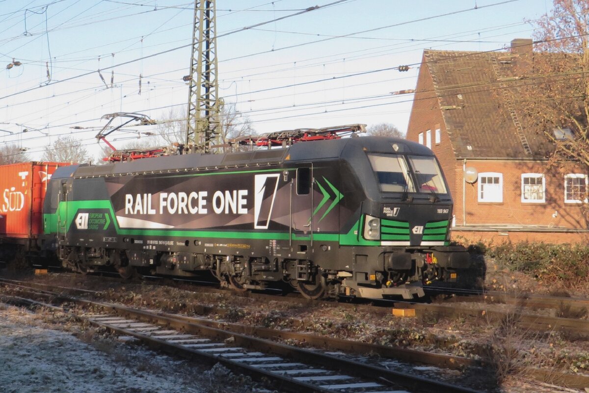 Niedrige Sonnenstand, deswegen lange Schatten mit viele Baume: die Bahn�bergang in Emmerich wurde zum Herausforderung f�r den Fotografen -auch weil der Bahnhof von Guterz�ge v�llig zu war. Am 14 Dezember 2022 k�nntte deswegen n�r der Lok 193 947 von RFO selbst einigerm�sse auf den Chip gebrannt werden...