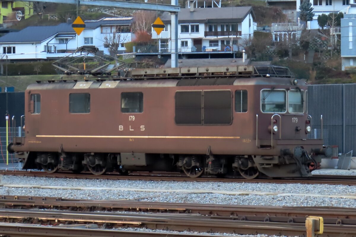 Noch immer ist BLS Ellok-Oldoe (425) 179 dabei und steht am 1 Jänner 2024 in Brig.