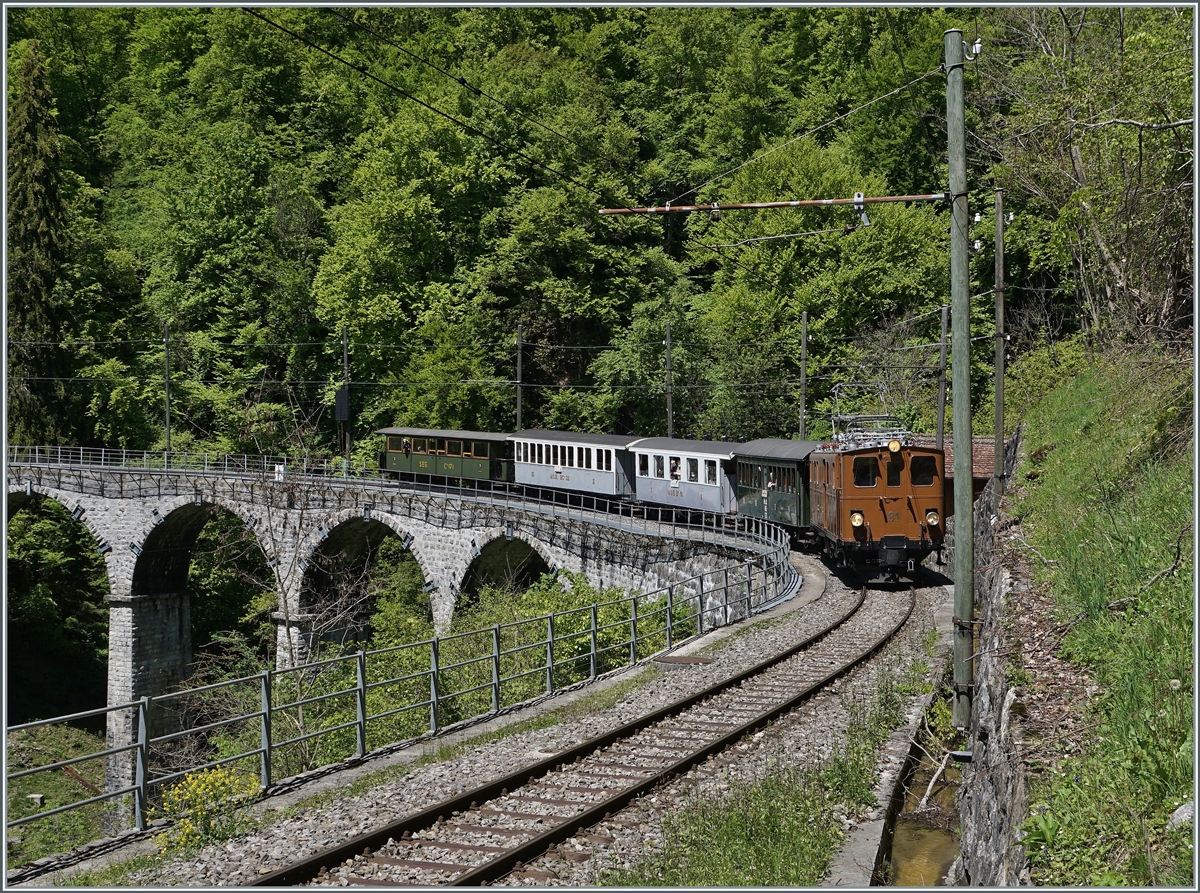  Nostalgie & Vapeur 2021  /  Nostalgie & Dampf 2021  - so das Thema des diesjährigen Pfingstfestivals der Blonay-Chamby Bahn; im Bild die RhB Bernina Bahn Ge 4/4 81 mit einem Personenzug von Blonay nach Chaulin bei  Vers-chez-Robert  in der Baye de Clarens Schlucht. 

23. Mai 2021