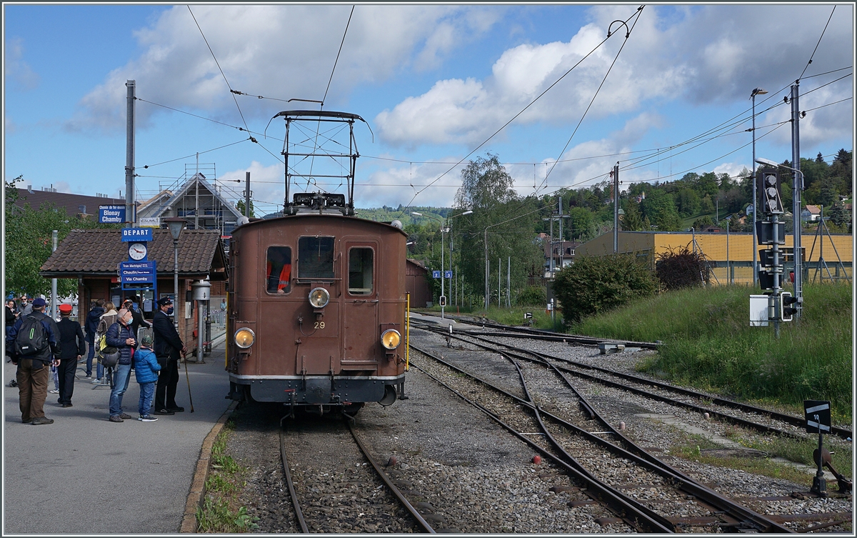  Nostalgie & Vapeur 2021  /  Nostalgie & Dampf 2021  - so das Thema des diesjährigen Pfingstfestivals der Blonay-Chamby Bahn; und schon ist der erst Zug für Festival bereit: die BOB HGe 3/3 29 wartet in Blonay noch auf ein paar Reisende und die Abfahrtzeit, um dann nach Chaulin zu fahren.

22. Mai 2021