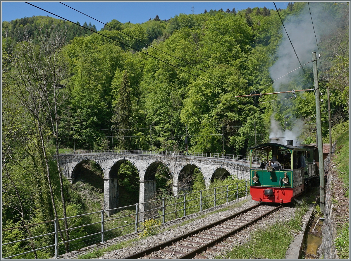 Nostalgie & Vapeur 2021  /  Nostalgie & Dampf 2021  - so das Thema des diesjährigen Pfingstfestivals der Blonay-Chamby Bahn. Die G 2/2 n° 4  Rimini  und die G 3/3 N° (ex LEB) bei Vers-Chez-Robert in der Baye de Clarnes Schlucht. 

23. Mai 2021