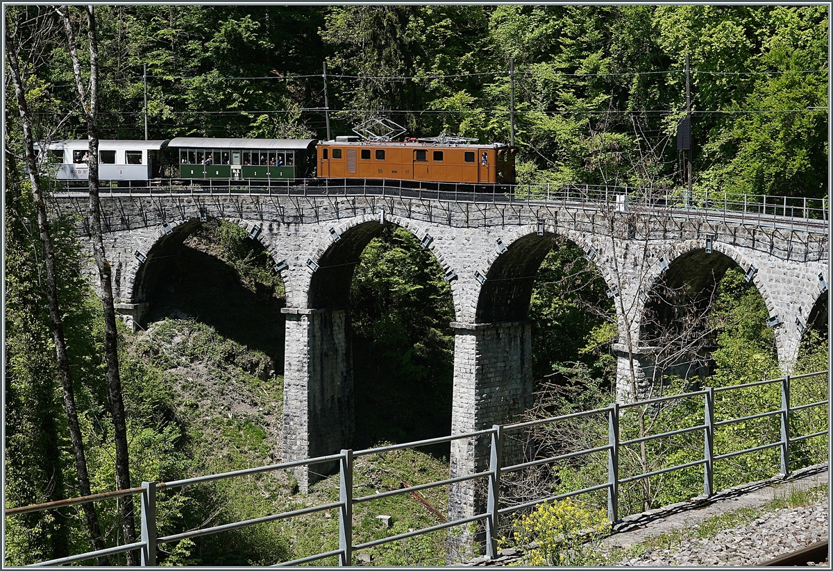 Nostalgie & Vapeur 2021  /  Nostalgie & Dampf 2021  - so das Thema des diesjährigen Pfingstfestivals der Blonay-Chamby Bahn. Die Bernina Bahn RhB Ge 4/4 81 der Blonay-Chamby Bahn erreicht das Baye de Clarnes Viadukt. 

23. Mai 2021