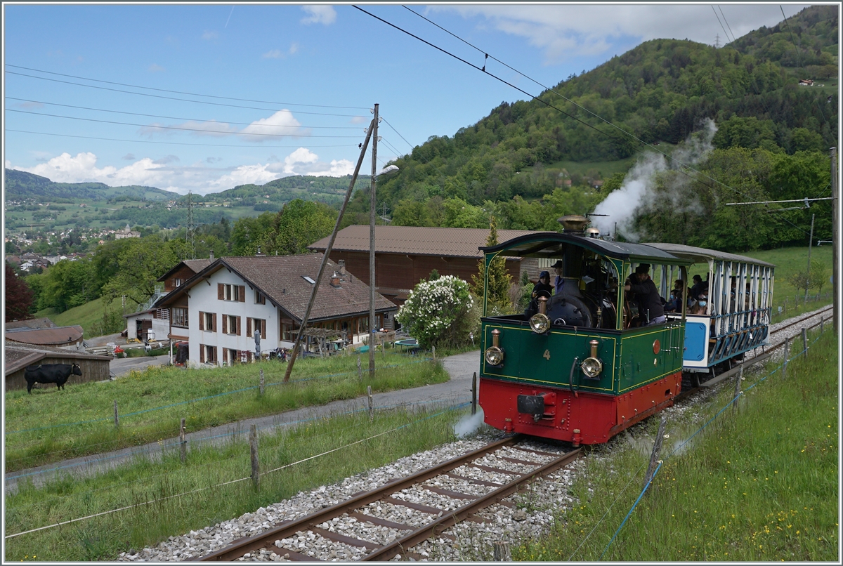 Nostalgie & Vapeur 2021 (Pfingstfestival) - Die Blonay-Chamby Bahn G 2/2 N° 4  Rimini  ist dem  Sommerwagen C2  Giardiniera  (ex LCD) von Blonay nach Chaulin unterwegs und erreicht in Kürze Cornaux. 

23. Mai 2021
