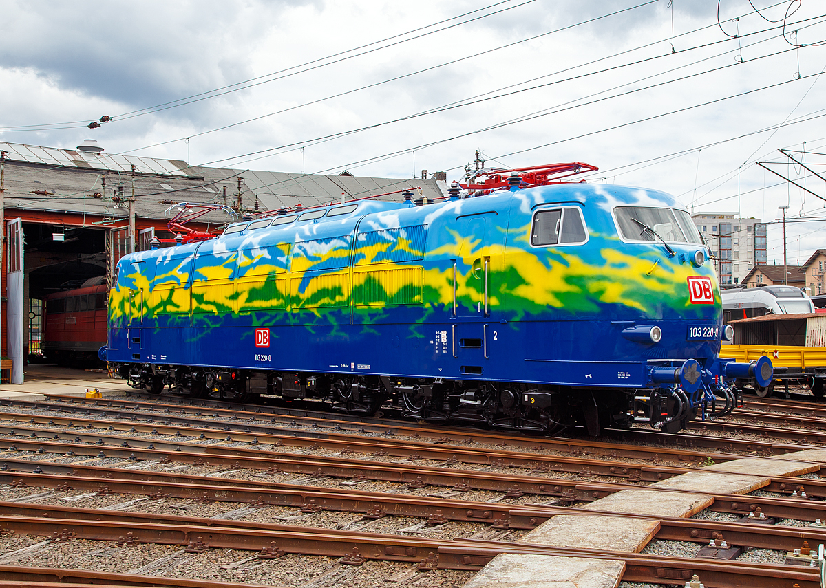 
Nun erstrahlt er wieder....
Der DB-Touristikzug  Paradiesvogel , die 103 220-0 (91 80 6103 220-0 D-DB) am 29.07.2018 im Südwestfälischen Eisenbahnmuseums in Siegen. Mein Lob an Rail-Design Bäcker, ist sehr gut geworden.

Die Lok wurde 1973 bei Krauss-Maffei in München unter der Fabriknummer 19633 gebaut, der elektrische Teil ist von Siemens. Im Jahr 1995 wurde sie für den DB-Touristikzug bunt-gescheckt in saphirblau, laubgrün, verkehrsgelb, himmelblau und reinweiß lackiert, wodurch die Elemente Wasser, Land und Luft versinnbildlicht wurden. Die z-Stellung erfolgte bereit 2002, aber erst im Dezember 2012 wurde sie ausgemustert, seit 2013 ist sie im Bestand vom DB Museum.

Die Lok ist – abgesehen von einer Hauptuntersuchung und abgefahrenen Radsätzen – betriebsfähig.  