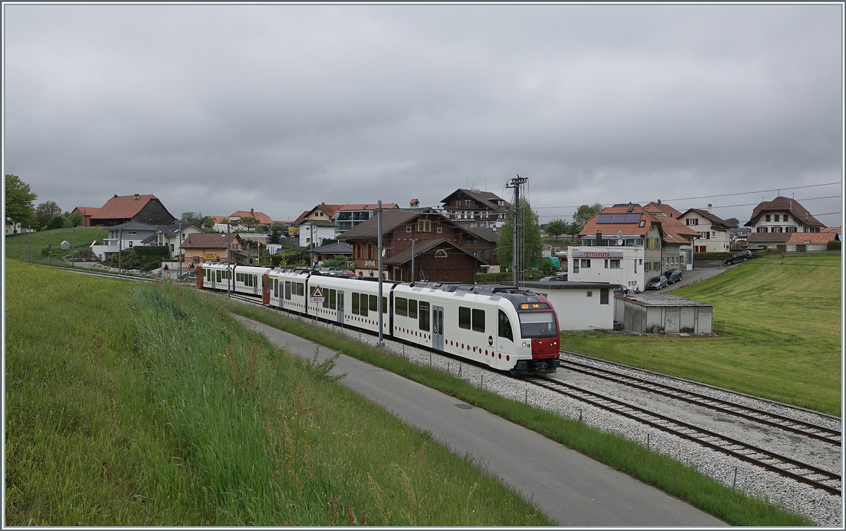Nun verlässt nach vollzogener Kreuzung auch der TPF Regionalzug S50 nach Bulle den Bahnhof von Vaulruz Sud. 

12. Mai 2020