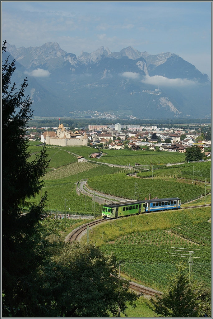 Oberhalb von Aigle schlängelt sich der Regionalzug nach Les Daiblertes durch die Weinberge.
25. Aug. 2011