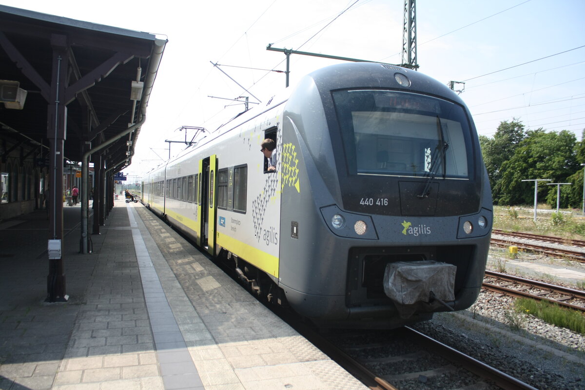 ODEG Ersatzfahrzeug 440 416 von Agilis als RE9 mit Ziel Ostseebad Binz im Bahnhof Bergen auf R�gen am 25.7.21