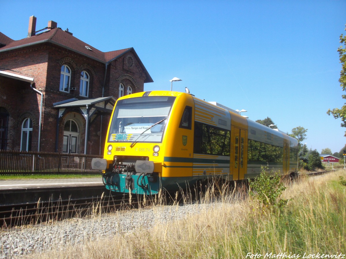 ODEG VT 650.74 im Auftrag der PRESS mit ziel Lauterbach Mole beim verlassen des Bahnhofs Lauterbach (R�gen) am 6.9.14