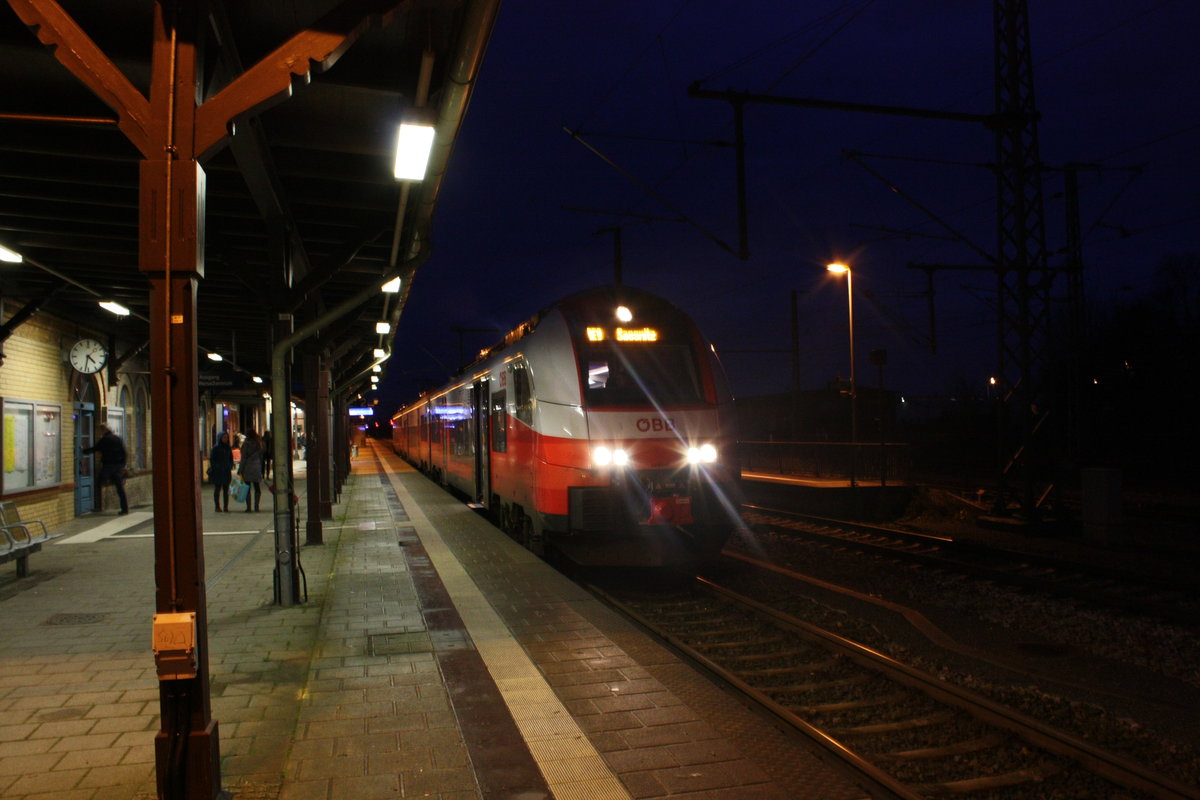 �BB / ODEG 4746 053/553 als RE9 mit ziel Sassnitz im Bahnhof Bergen auf R�gen am 23.12.19