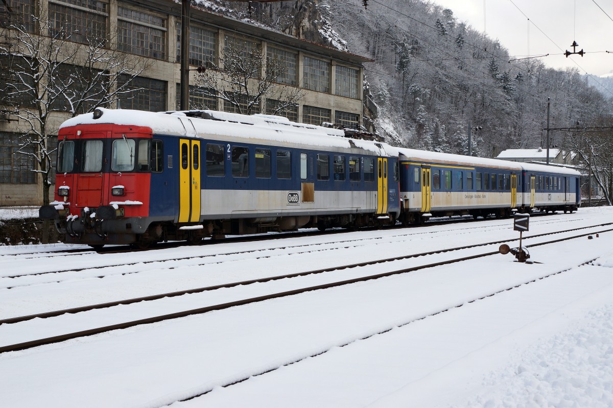 OeBB: Ausrangierte Triebzüge warten auf den Abstellgeleisen in der Klus bei Balsthal ihr weiteres Schicksal ab. In winterlicher Stimmung aufgenommen wurden am 16. Januar 2016 der RBe 4/4 205-Pendel und der BDe 4/4 651 (beide ehemals SBB).
Foto: Walter Ruetsch