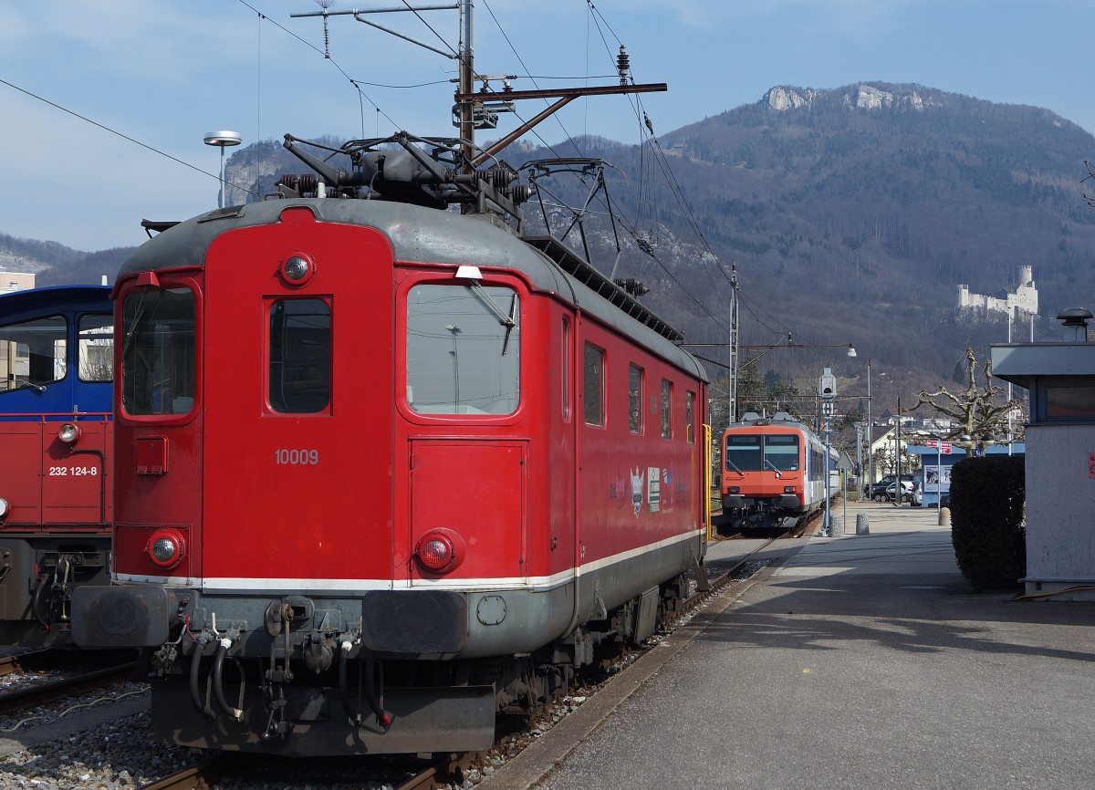 OeBB: Endhalt Oensingen mit der G�terlok Re 4/4 I 10009 und dem Regionalzug nach Balsthal am 18. M�rz 2015.
Foto: Walter Ruetsch 