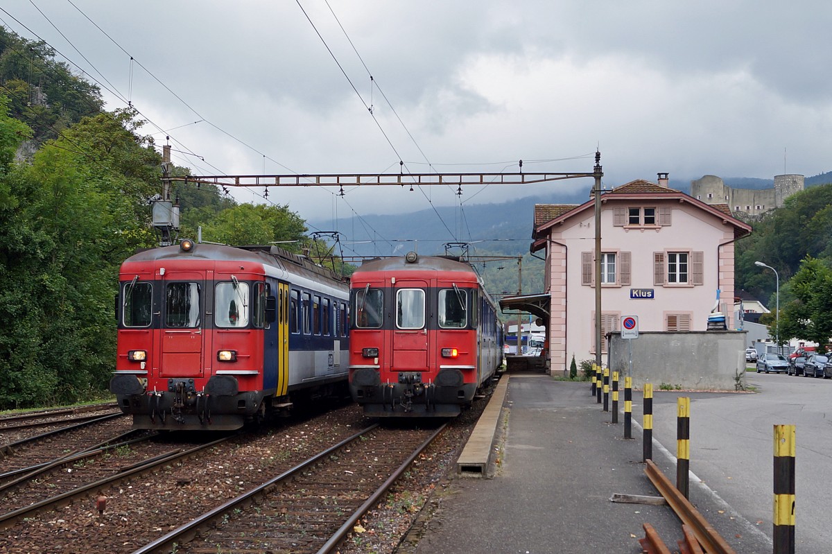 OeBB: Wenigstens bei der OeBB können die RBe 4/4 (ex SBB) weiterhin fotografiert werden. Mit etwas Fotografenglück konnten am 12. September 2014 die beiden RBe 4/4 205 und RBe 4/4 206 auf einem Bild festgehalten werden. Die Aufnahme ist auf der Station Klus bei Balsthal entstanden.
Foto: Walter Ruetsch