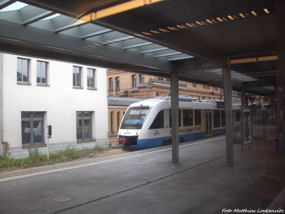 OLA VT 705 Mit ziel Rehna wartete auf Anschlussreisende vom Versp�teten IC2216 im Bahnhof Schwerin Hbf am 1.9.13