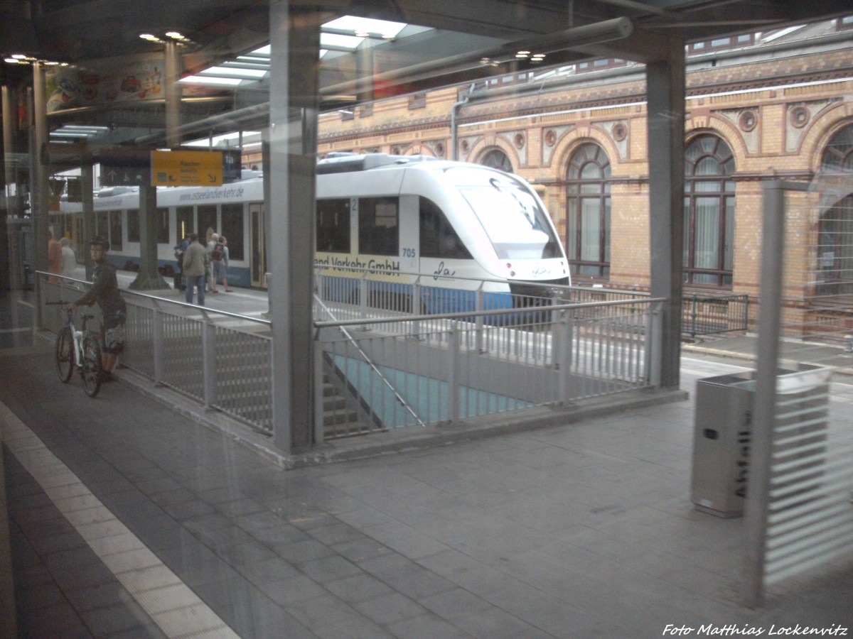OLA VT 705 Mit ziel Rehna wartete auf Anschlussreisende vom Versp�teten IC2216 im Bahnhof Schwerin Hbf am 1.9.13
