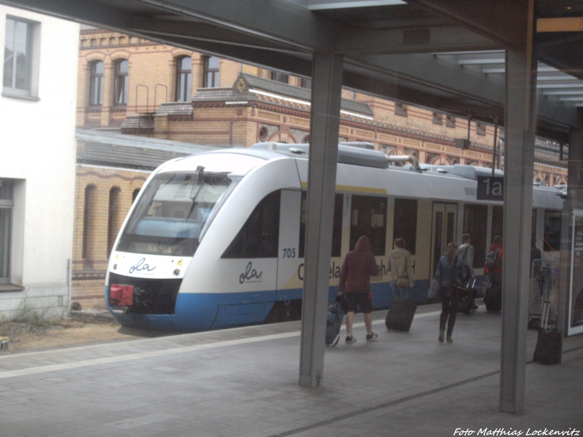 OLA VT 705 Mitziel Rehna wartete auf Anschlussreisende vom Versp�teten IC2216 im Bahnhof Schwerin Hbf am 1.9.13