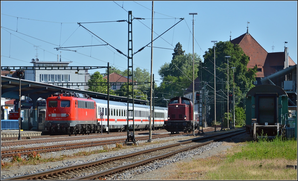 Oldiestunden im Grenzbahnhof. 

Endlich gibt sich Methusalem auch mal die Ehre. 115 114-1 hat den IC 2004 nach Konstanz zur Bereitstellung gebracht und bleibt bis Singen angeh�ngt. In der Zwischenzeit hat sich V100 2335 nach Konstanz geschlichen. Juni 2014.