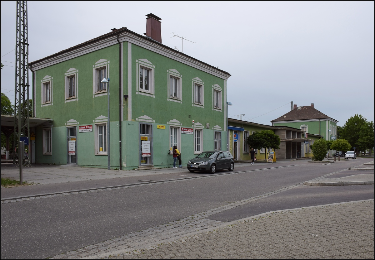 Opfer der NEAT. In Müllheim wird es bald so etwas geben wie Gleis 0 und -1. Dafür muss natürlich der Bahnhof komplett neu arrangiert werden. Und statt Empfangsgebäude gibt es dann bald zwei Gleise. Mai 2020.