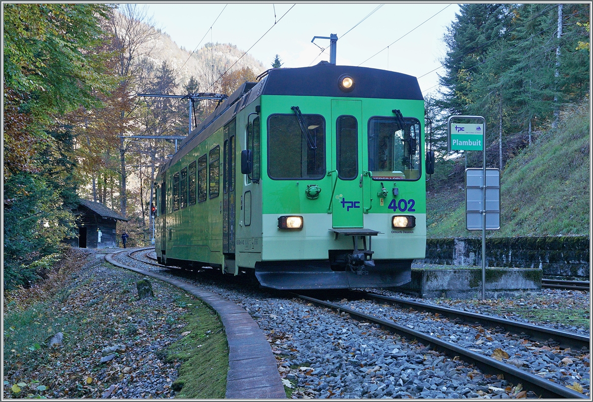 Plambuit - einer der zur Zeit zahlreichen ASD Endstationen... Unstabiles Gelände hat schon vor einiger Zeit die Strecke zwischen Exergilloud und Le Sépey (bzw. Les Planches) unterbrochen und nun hat die Forstwirtschaft beschlossen zwischen Plambuit und Exergilloud Waldarbeiten durchzuführen und dafür sicherheitshalber auch diesen Streckenabschnitt zeitweise gesperrt zu sperren. Plambuit ist ein kleiner Weiler weit weg vom Bahnhof mit sechs Bus-Verbindungen von Ollon und so gibt es am Bahnhof von Plambuit nichts, ausser viel Wald, und den ASD BDe 4/4 4/4 402, der auf die Rückfahrt nach Aigle wartet. 

5. November 2021