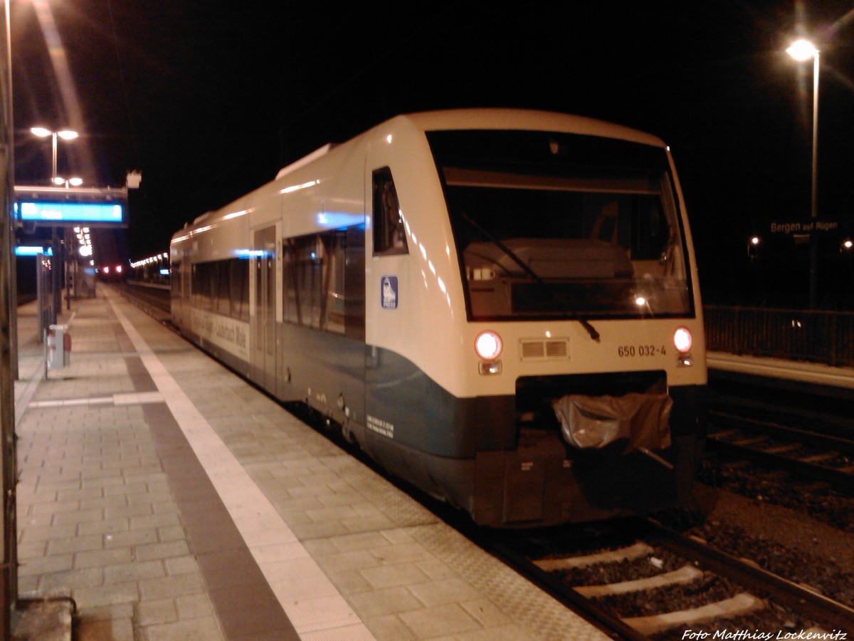 PRESS 650 032-4 steht als PRE 81287 mit ziel Putbus statt Gleis 1 auf Gleis 2 im Bahnhof Bergen auf R�gen am 13.11.13