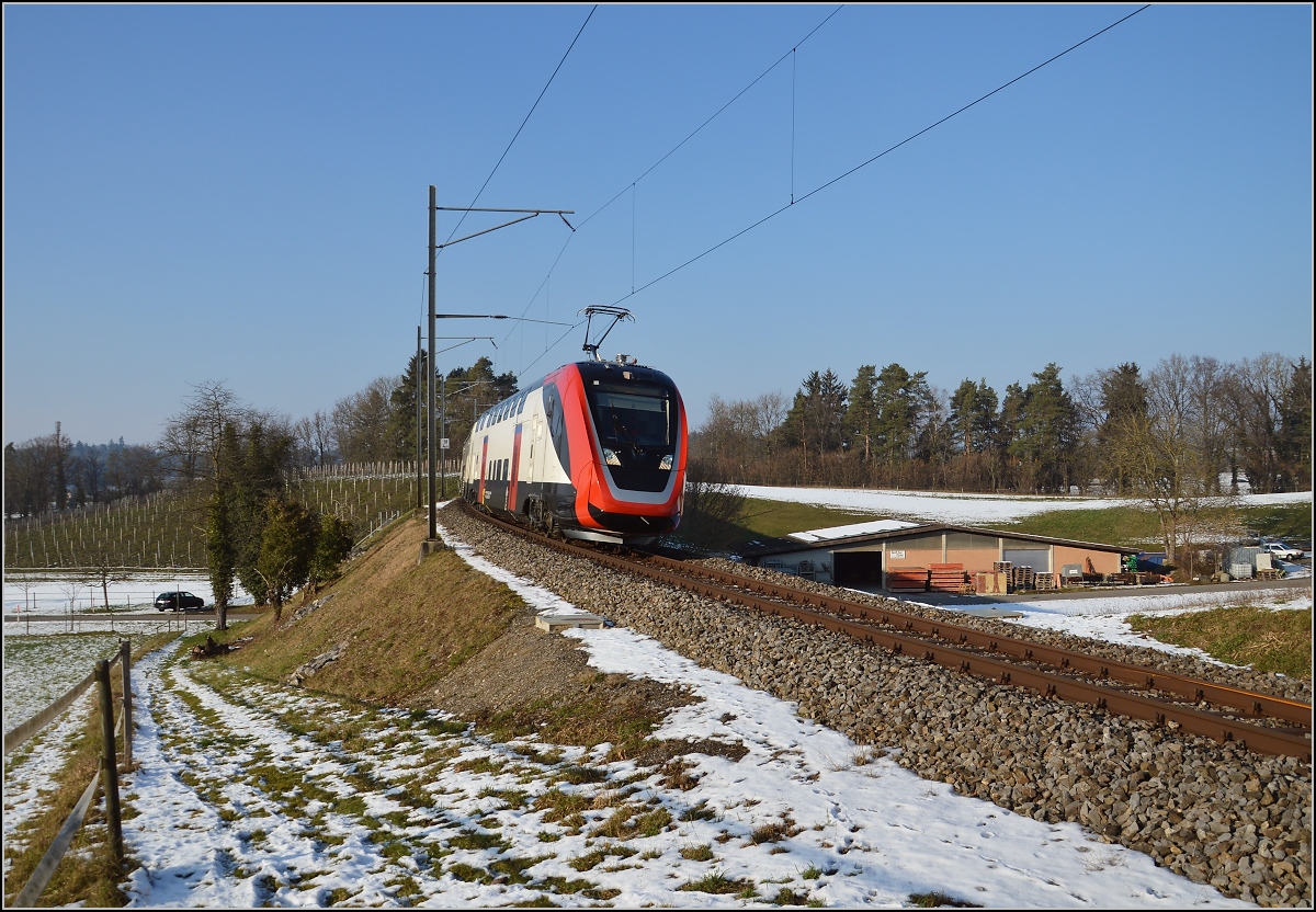 RABe 502 203-8 scheint nicht zu wanken trotz schneller Fahrt, völlig gerade auf dem Gleis, dabei war er subjektiv deutlich schneller als der nachfolgende GTW. Möglicherweise eine Testfahrt mit aktivierter WAKO. Ossingen, Januar 2016. 