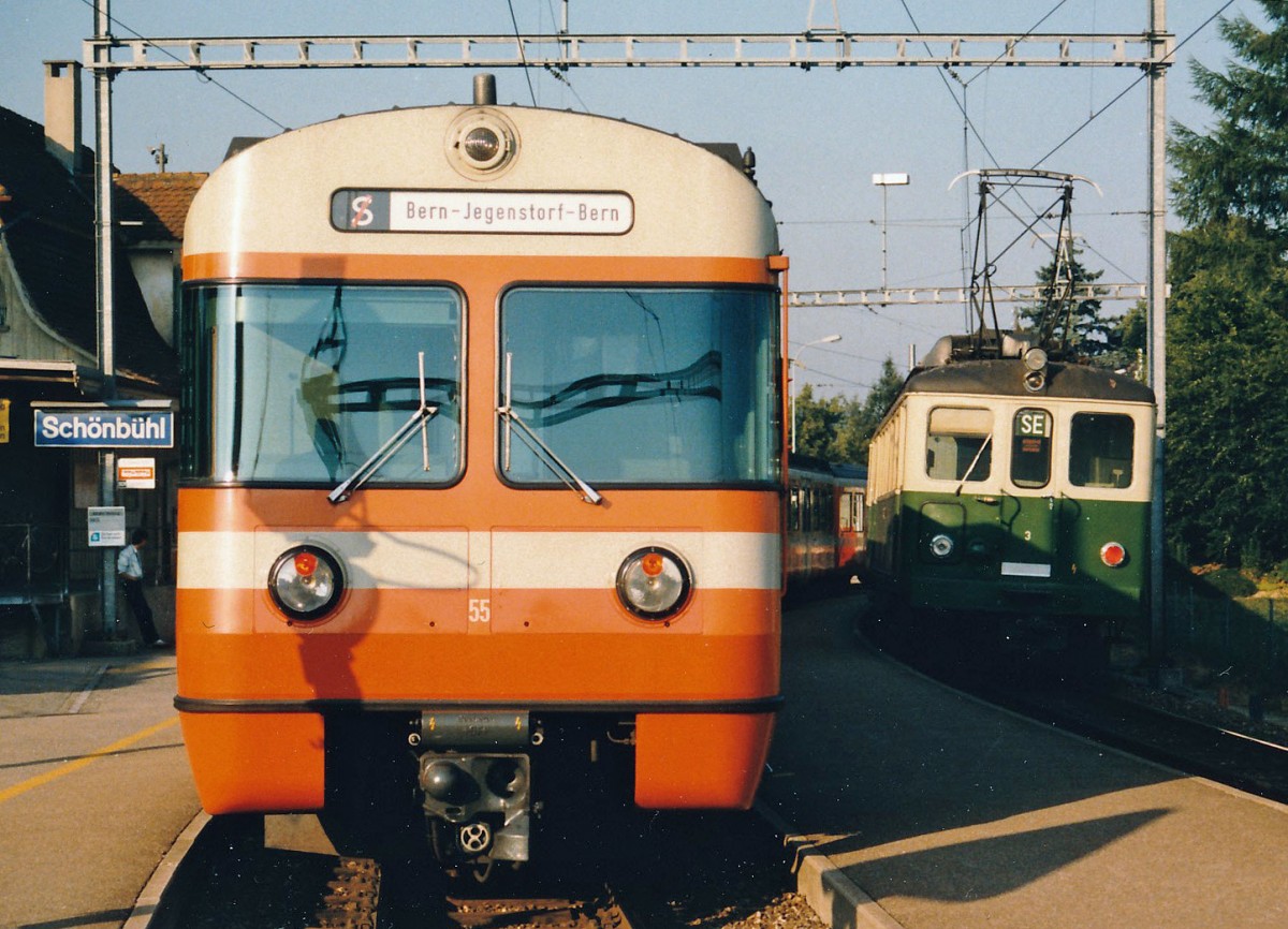 RBS/SZB: Eine Zugskreuzung aus vergangenen Zeiten auf der alten Station Sch�nb�hl im Jahre 1984. Damals kam es zu einer Begegnung zwischen der S Bern-Jegenstorf-Bern mit dem Be 4/8 55  MANDARINLI  und der SE Bern-Solothurn-Bern mit dem ABDe 4/4 3.
Foto: Walter Ruetsch 