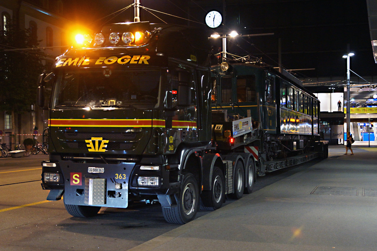 RBS/SZB:
100 JAHRE SOLOTHURN-BERN
Am 27. August 2016 feierte der RBS (ehemals SZB) sein Jahrhundertfest in Solothurn, Bern und Jegenstorf. Zu diesem erfreulichen Gross Anlass wurde der CFe 4/4 11  Hoschtet Schnägg  aus dem Jahre 1916 auf dem Bahnhofplatz Bern an diesem Standort ausgestellt, wo er bereits vor 100 Jahren stand. Der Transport auf der Strasse erfolgte in der Nacht vom 25. auf den 26. August 2016. Die Aufnahme entstand bei der pünktlichen Ankunft um 01:00 Uhr in Bern.
Foto: Walter Ruetsch 
