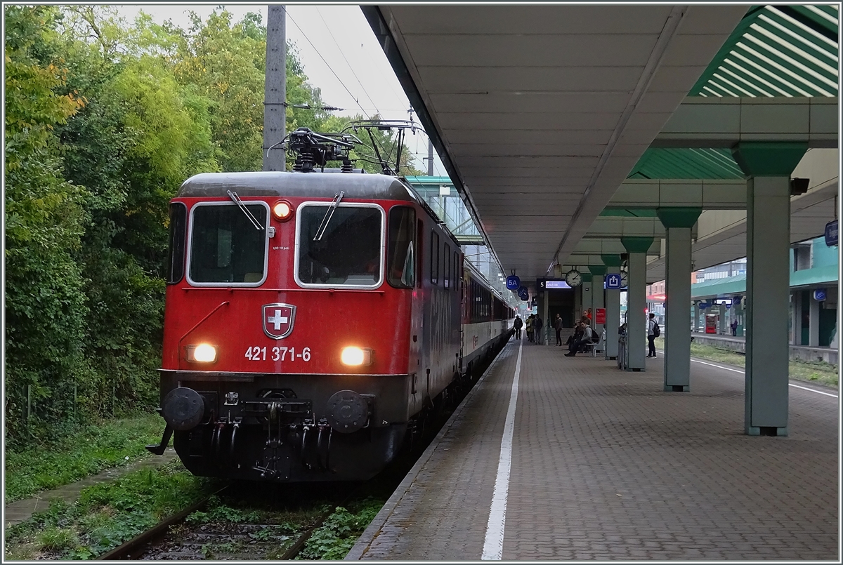 Re 421 371-6 mit einem EC Mümchen - Zürich beim Halt in Bregenz.
17. Sept. 2015