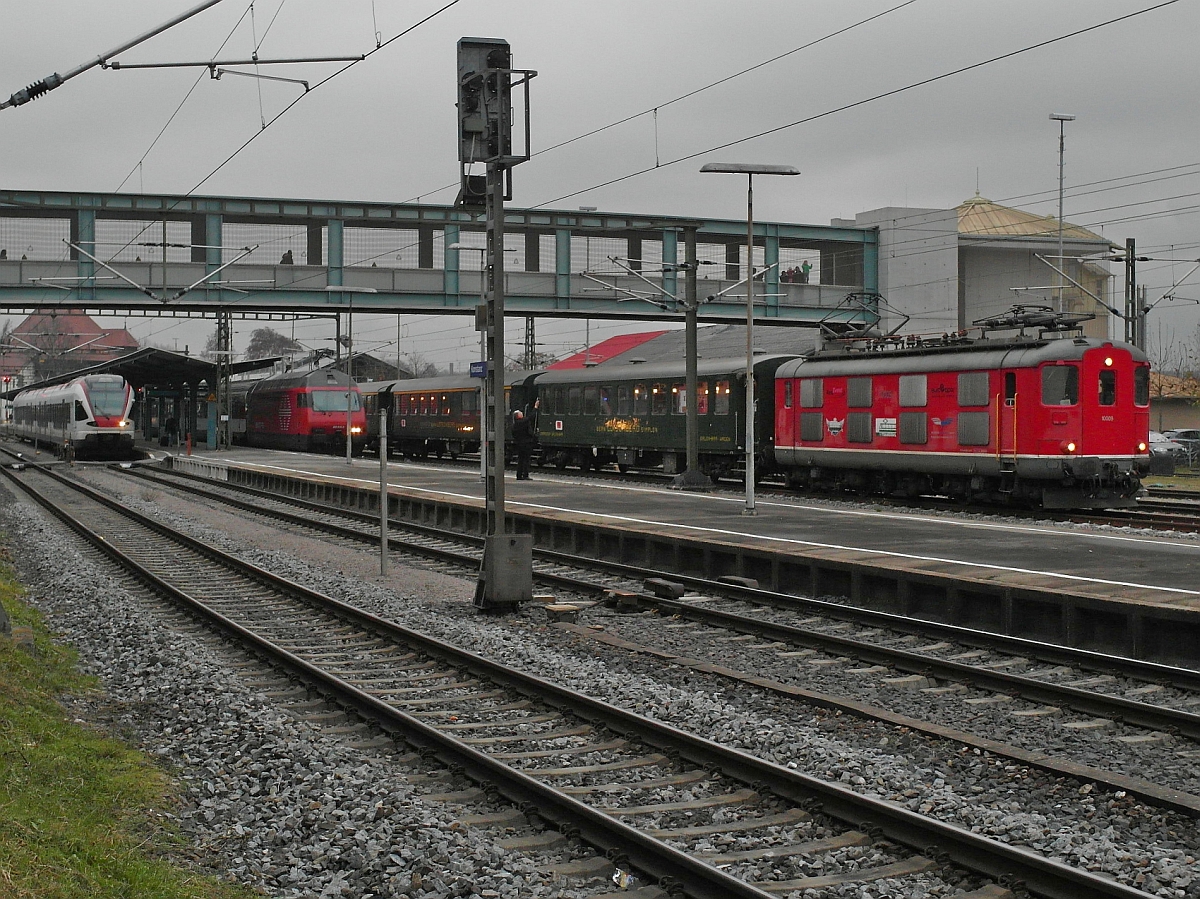 Re 4/4 I �bernimmt den von 2016 014 nach Konstanz gezogenen Sonderzug (07.12.2014).
