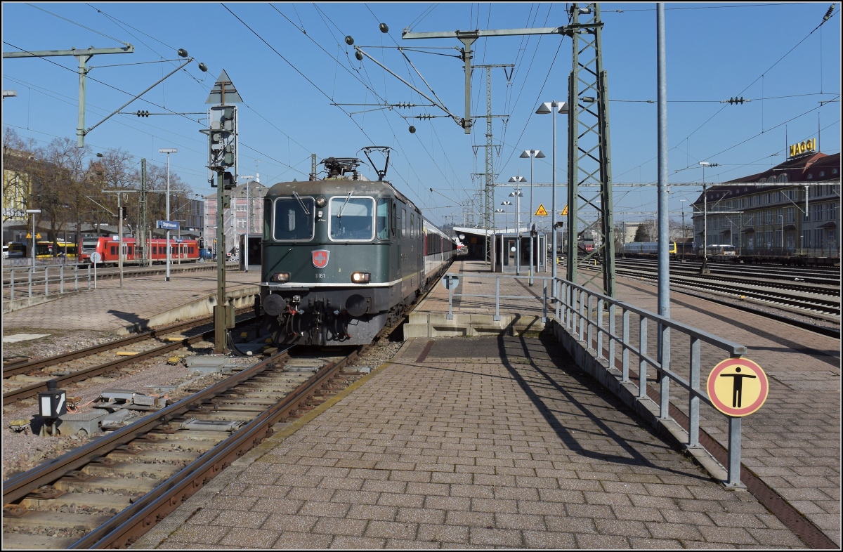 Re 4/4 II 11161 als letzte ihrer Art in tannengrün ist auch im oldtimerverwöhnten Singen eine Bemerkung wert. März 2021.