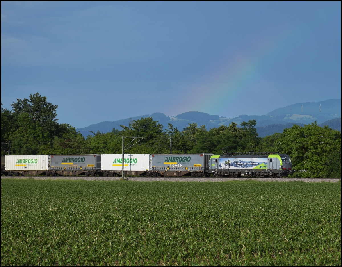 Re 475 023 der BLS noch unterm Rest vom Regenbogen bei Buggingen. Juni 2022.
