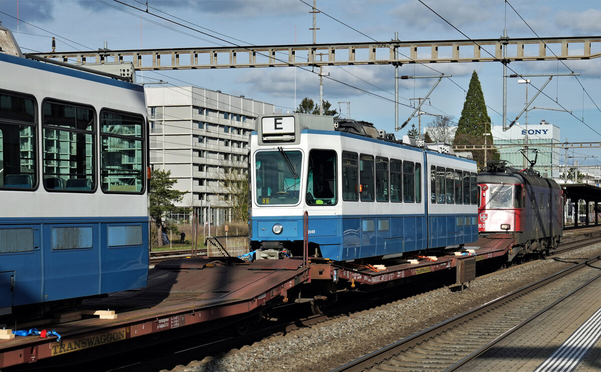 Re 620 072-9  Balerna , Tram 2000 (VBZ)
VON ZÜRICH NACH WINNYZJA.
Ab dem Jahr 2022 erhält die Stadt Winnyzja in der Ukraine in einem ersten Schritt 35 Tram 2000 der Verkehrsbetrieb Zürich (VBZ). Um dies zu ermöglichen, haben die Schweiz und die Stadt Winnyzja am 23. Dezember 2020 ein Abkommen für die zweite Phase des seit dem Jahr 2006 laufenden Strassenbahnprojekts unterzeichnet.
Mit dem von der Re 620 072-9 „Balerna“ geführten planmässigen  Güterzug 60281 RBL – BU gingen am 20. März 2023 acht ehemalige VBZ Tram 2000 auf ihre grosse Reise. Verewigt wurden sie anlässlich der Bahnhofsdurchfahrt Schlieren.
Foto: Walter Ruetsch
